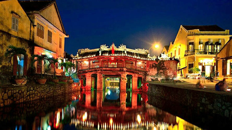 Pagoa bridge at night