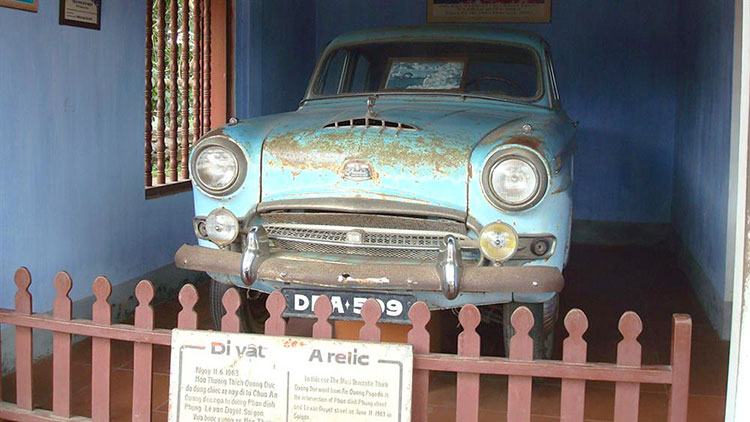 The blue Austin A59 Westminster