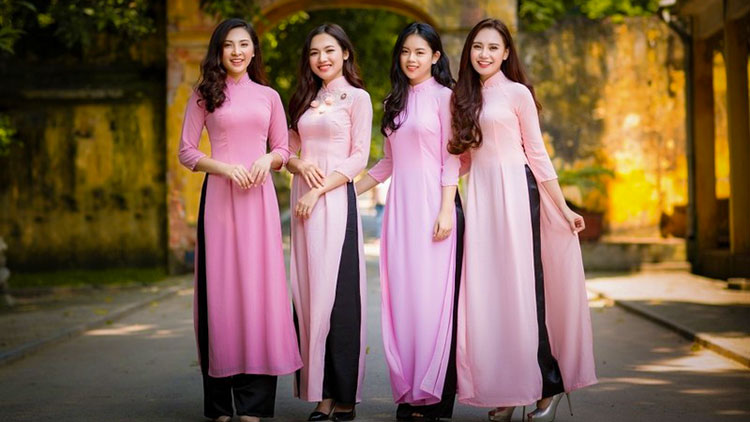 Gorgeous Vietnamese women in Ao Dai