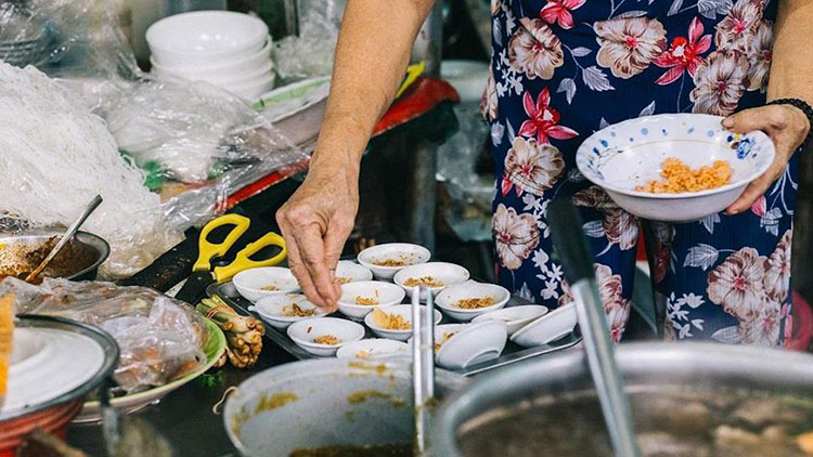 Bloating fern-shaped cake at Dong Ba market