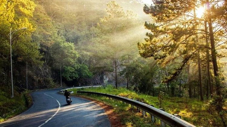 Riding a motorbike to Da lat