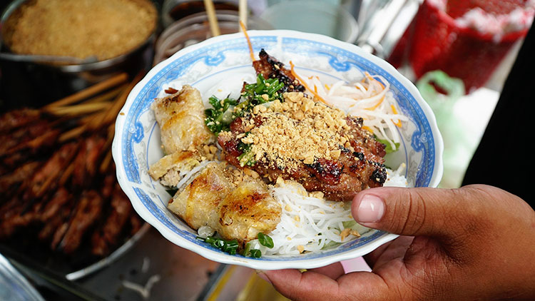 Grilled pork vermicelli noodles at Dong Ba market