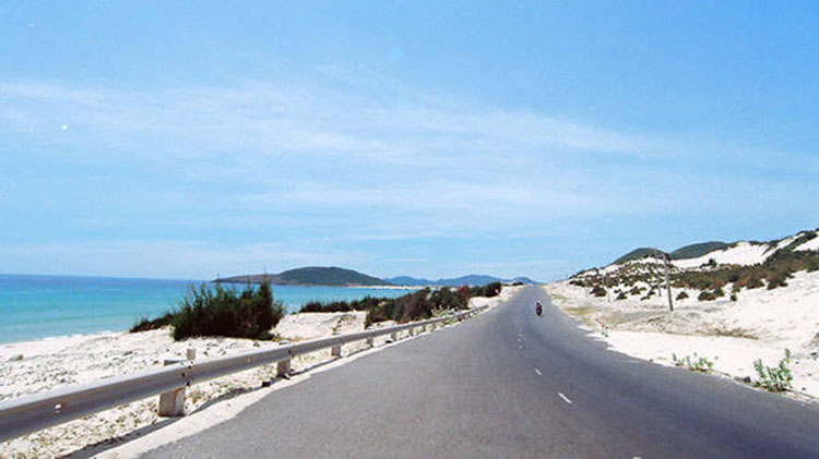 White sand dune along the road at Dam Mon