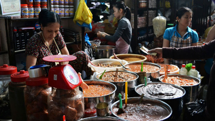 Food stalls at Dong Ba market - Hue