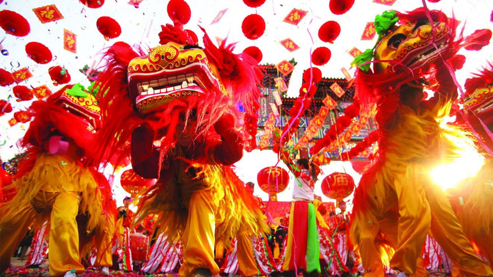dragon-dance-in-a-tet-festival