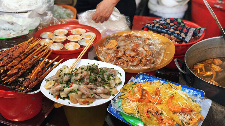 Delicious food at Dong Ba market