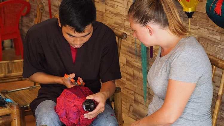 Hoi An handicraft tours -lantern-making.