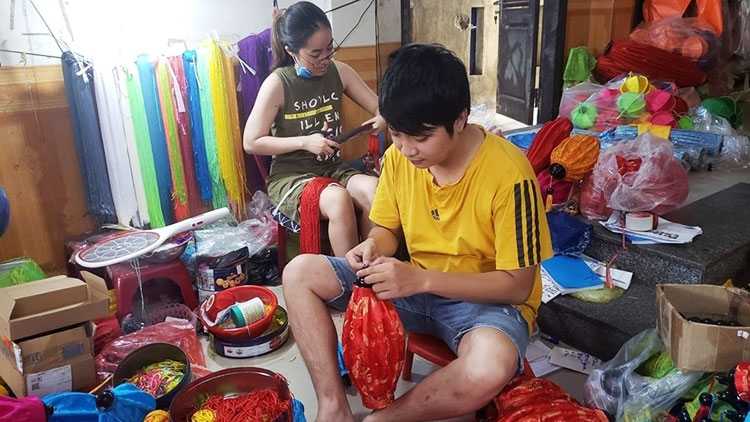 Lantern making in Hoi An