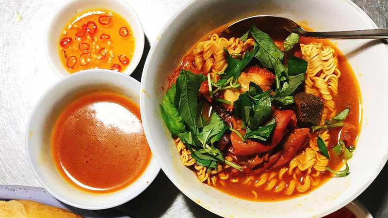 Vietnamese offal stew with instant noodles