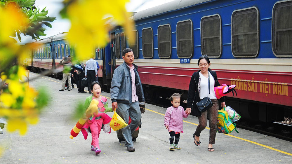 family go back to their hometown by train