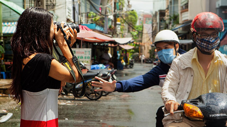 A snatcher tries to snatch a tourist's camera