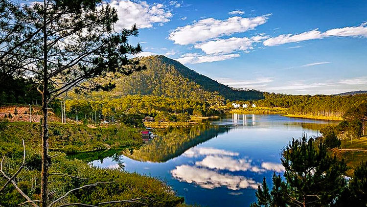 Tuyen Lam lake